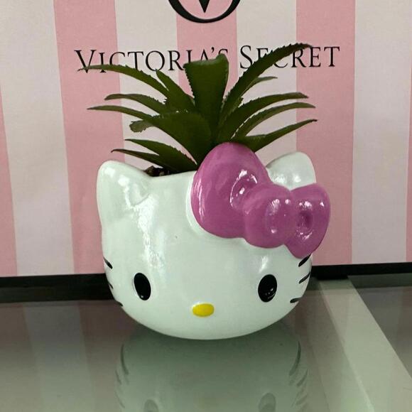 Sanrio Hello Kitty Sculpted Ceramic Mini Planter with Artificial Succulents - Picture 1 of 2